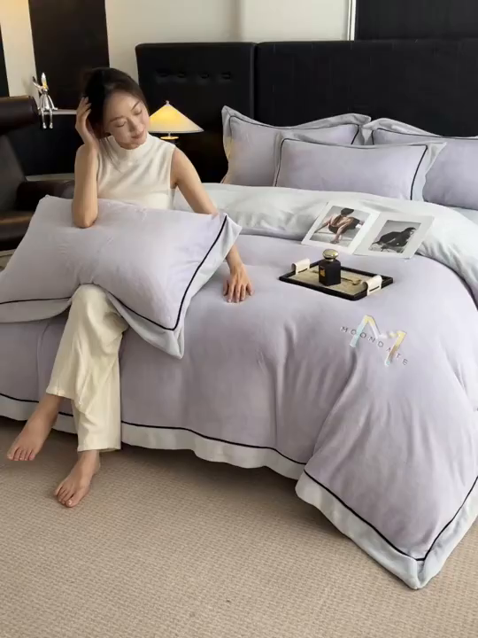 91家纺网 家纺一手货源 找家纺 遇见家居生活馆 2025新款A类牛奶绒玛利亚绒宽边四件套（控价：标准188，加大198，床笠款193） 丁香紫+星辰灰