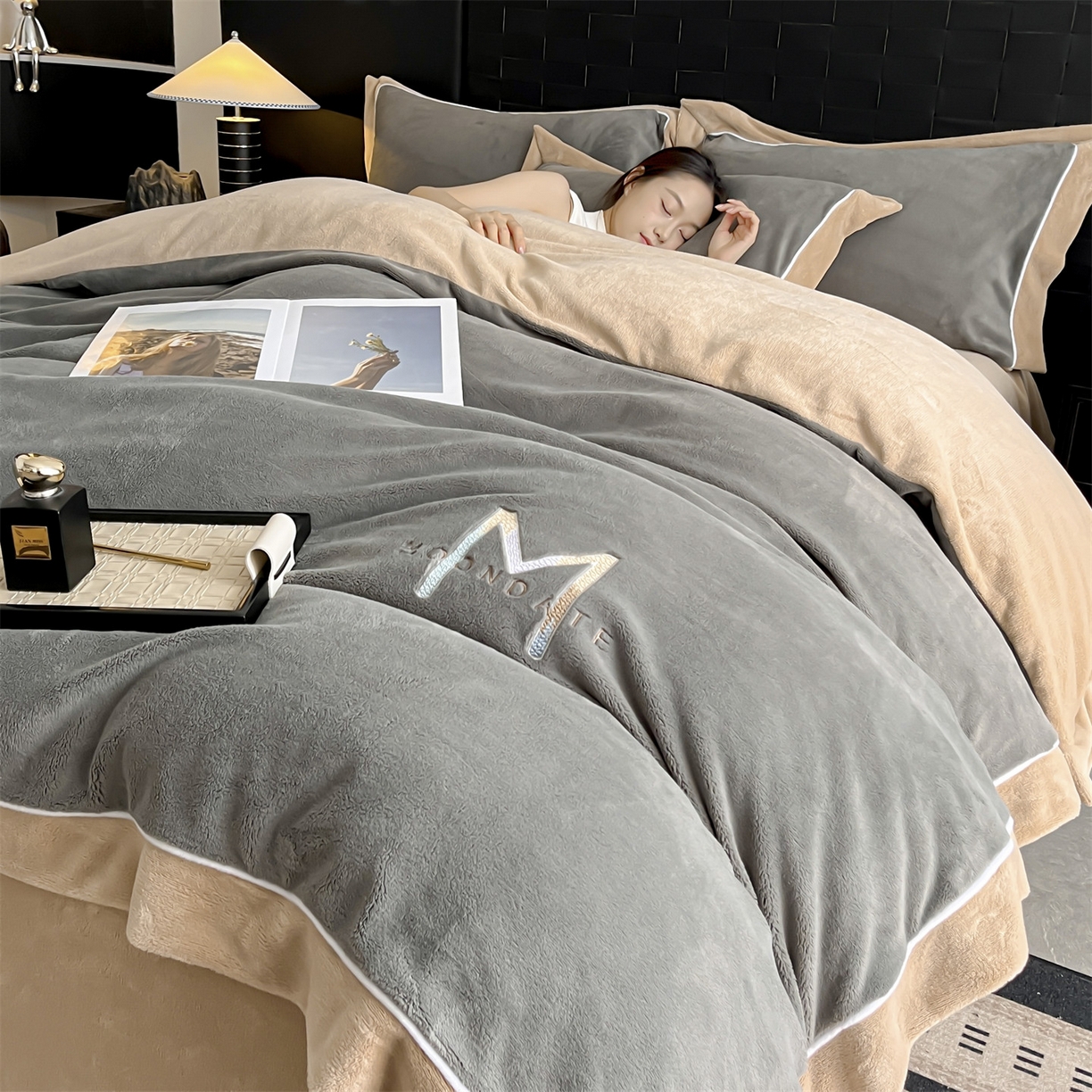 遇见家居生活馆 2025新款A类牛奶绒玛利亚绒宽边四件套（控价：标准188，加大198，床笠款193） 经典灰+香槟