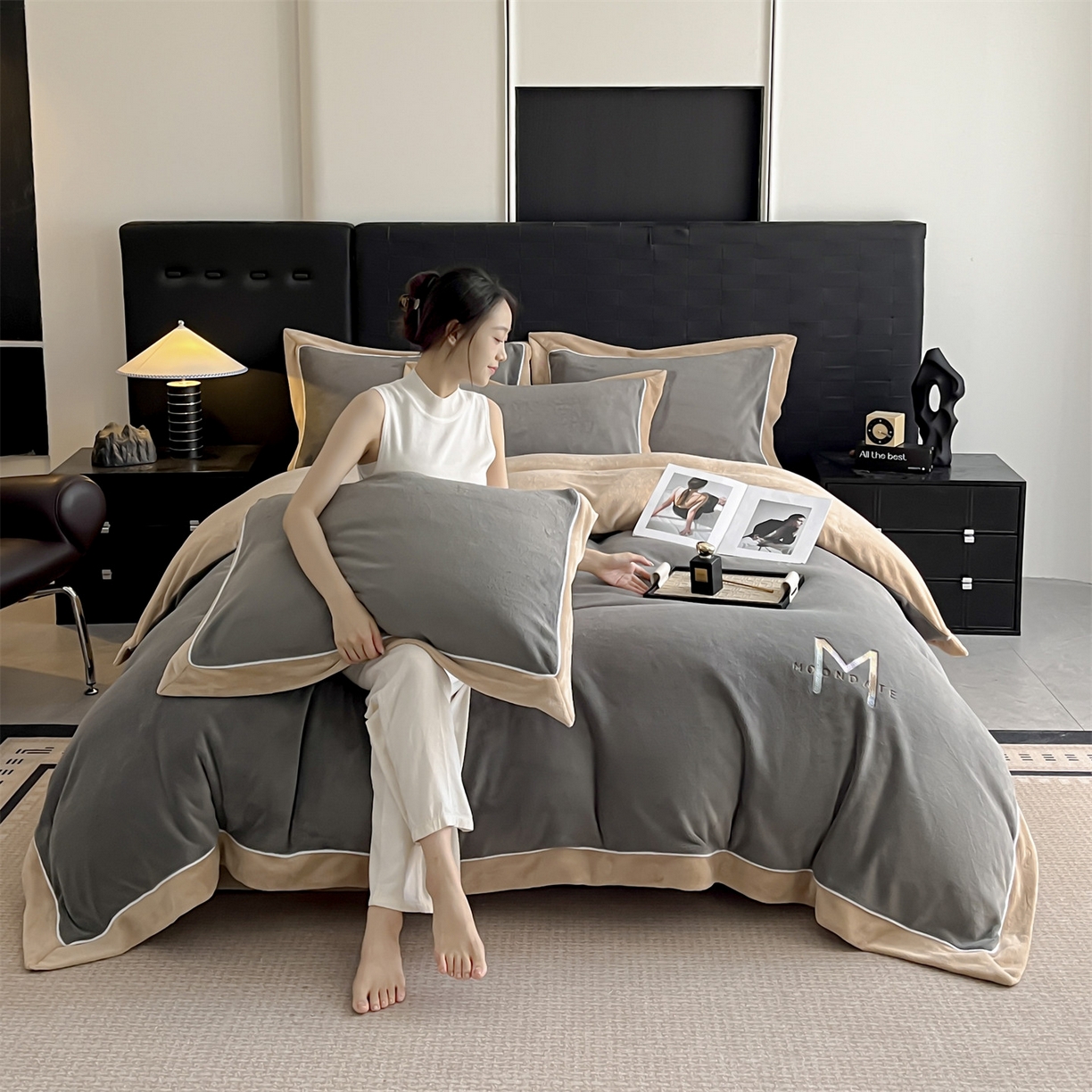 91家纺网 家纺一手货源 找家纺 遇见家居生活馆 2025新款A类牛奶绒玛利亚绒宽边四件套（控价：标准188，加大198，床笠款193） 经典灰+香槟