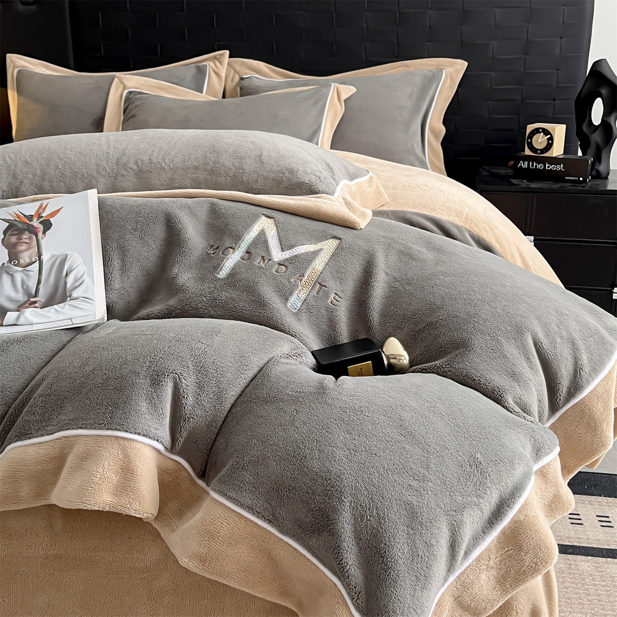 91家纺网 家纺一手货源 找家纺 遇见家居生活馆 2025新款A类牛奶绒玛利亚绒宽边四件套（控价：标准188，加大198，床笠款193） 经典灰+香槟