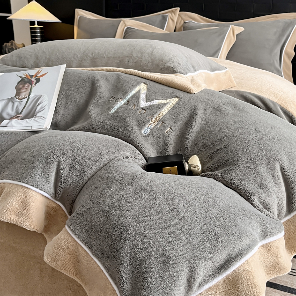 91家纺网 家纺一手货源 找家纺 遇见家居生活馆 2025新款A类牛奶绒玛利亚绒宽边四件套（控价：标准188，加大198，床笠款193） 经典灰+香槟
