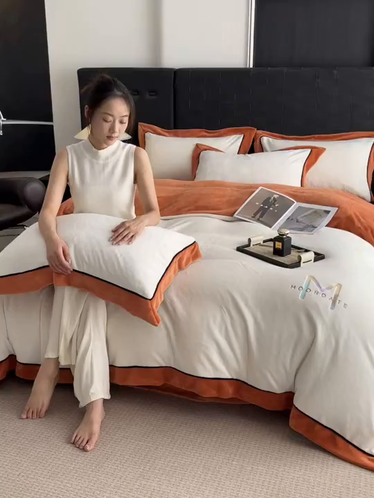 91家纺网 家纺一手货源 找家纺 遇见家居生活馆 2025新款A类牛奶绒玛利亚绒宽边四件套（控价：标准178，加大188，床笠款183） 奶昔白+亚麻驼