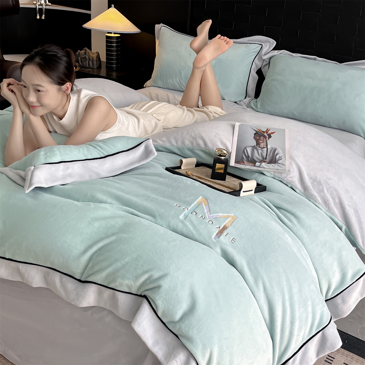 91家纺网 家纺一手货源 找家纺 遇见家居生活馆 2025新款A类牛奶绒玛利亚绒宽边四件套（控价：标准188，加大198，床笠款193） 清澈蓝+星辰灰