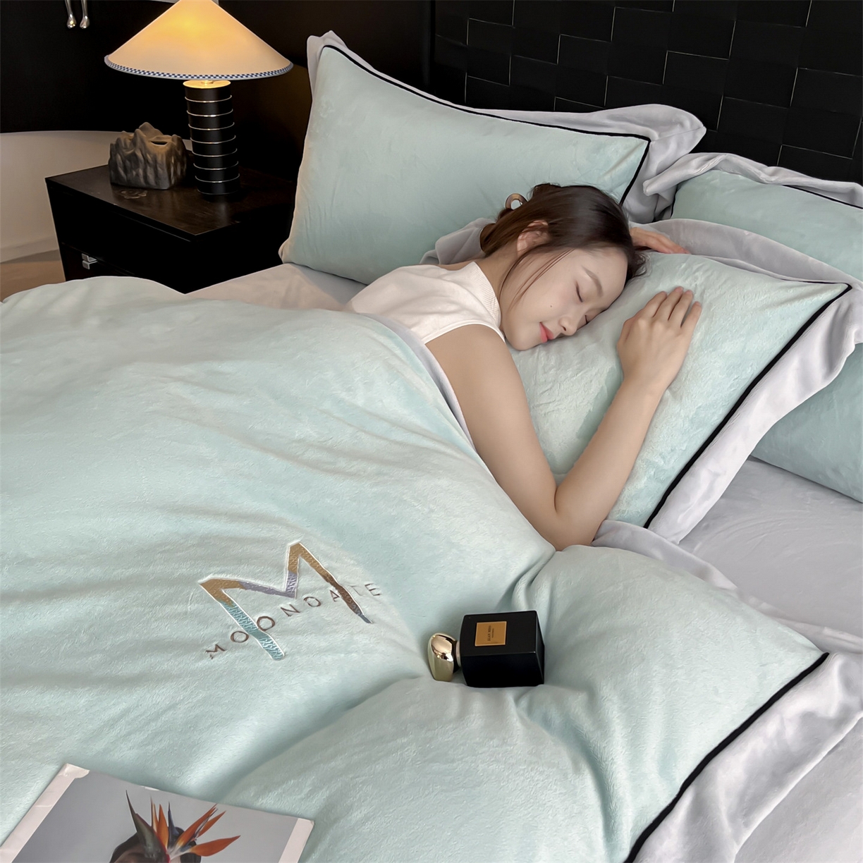 91家纺网 家纺一手货源 找家纺 遇见家居生活馆 2025新款A类牛奶绒玛利亚绒宽边四件套（控价：标准188，加大198，床笠款193） 清澈蓝+星辰灰