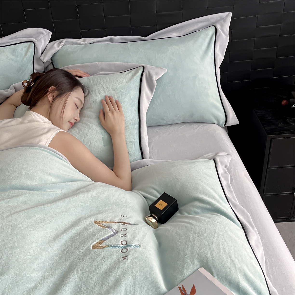 91家纺网 家纺一手货源 找家纺 遇见家居生活馆 2025新款A类牛奶绒玛利亚绒宽边四件套（控价：标准188，加大198，床笠款193） 清澈蓝+星辰灰