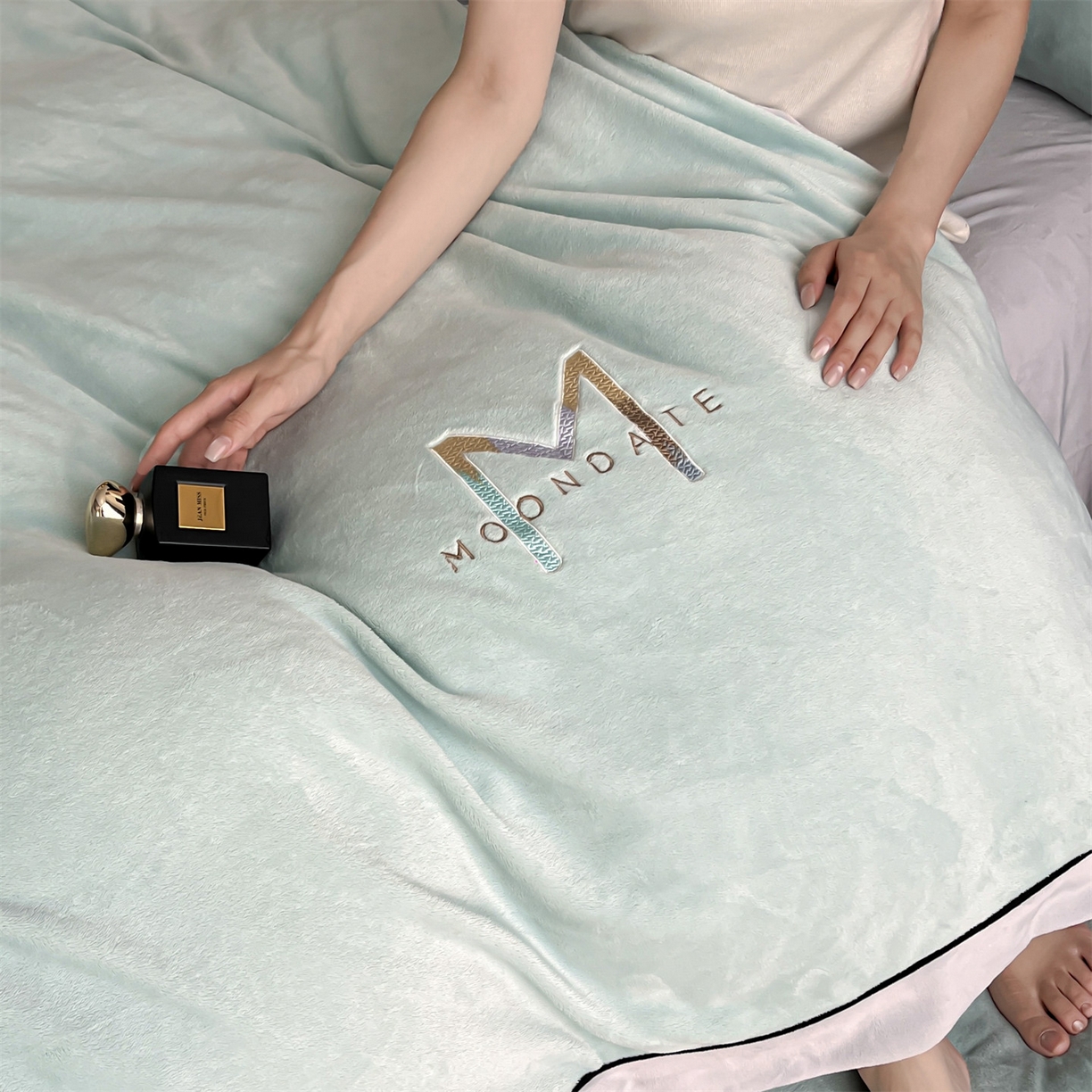 91家纺网 家纺一手货源 找家纺 遇见家居生活馆 2025新款A类牛奶绒玛利亚绒宽边四件套（控价：标准188，加大198，床笠款193） 清澈蓝+星辰灰