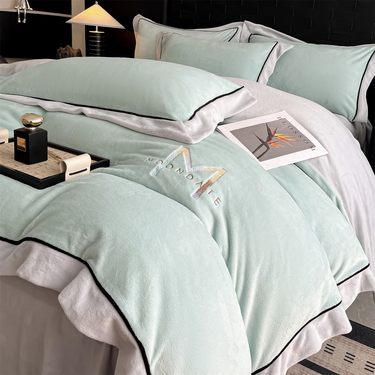 91家纺网 家纺一手货源 找家纺 遇见家居生活馆 2025新款A类牛奶绒玛利亚绒宽边四件套（控价：标准188，加大198，床笠款193） 清澈蓝+星辰灰