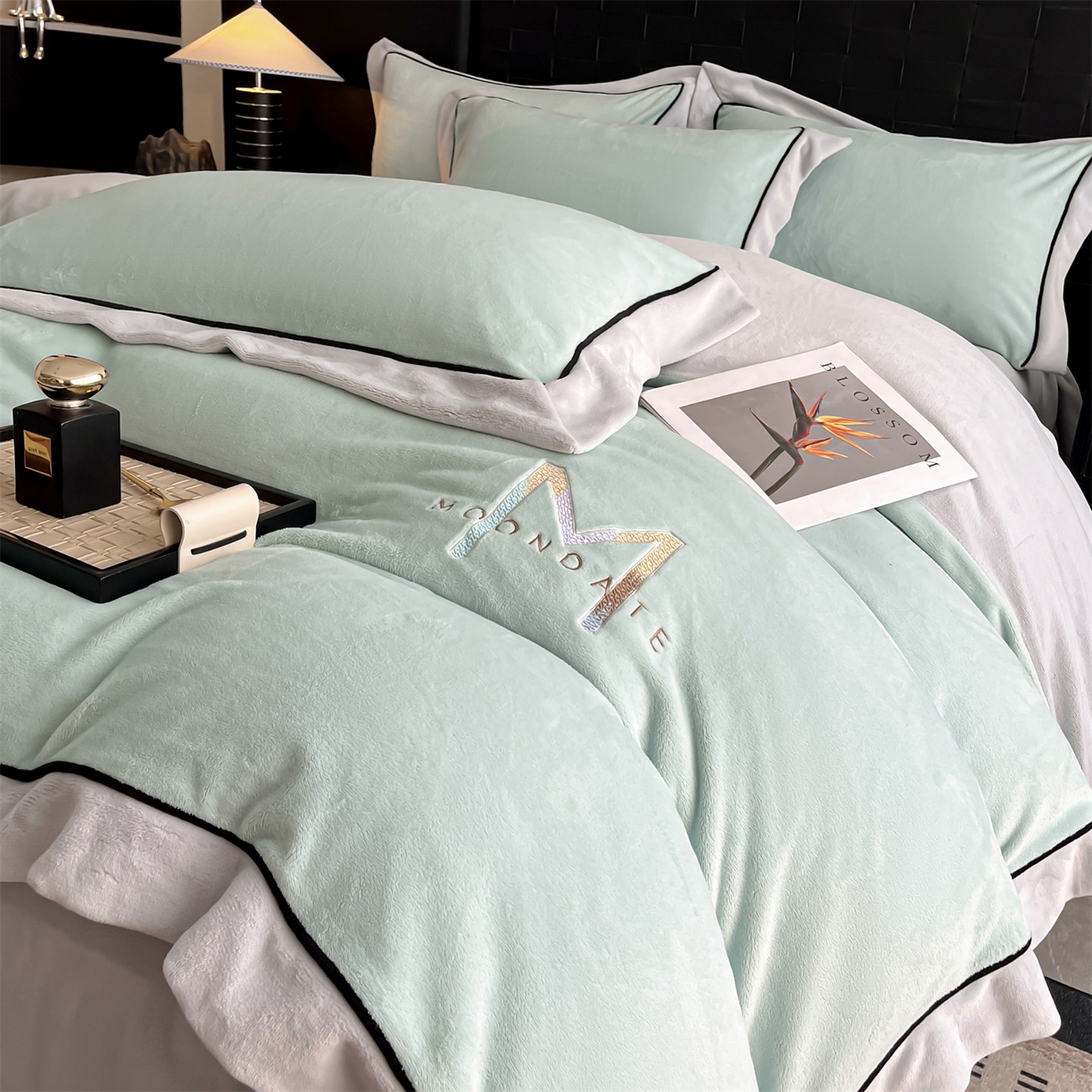 91家纺网 家纺一手货源 找家纺 遇见家居生活馆 2025新款A类牛奶绒玛利亚绒宽边四件套（控价：标准188，加大198，床笠款193） 清澈蓝+星辰灰