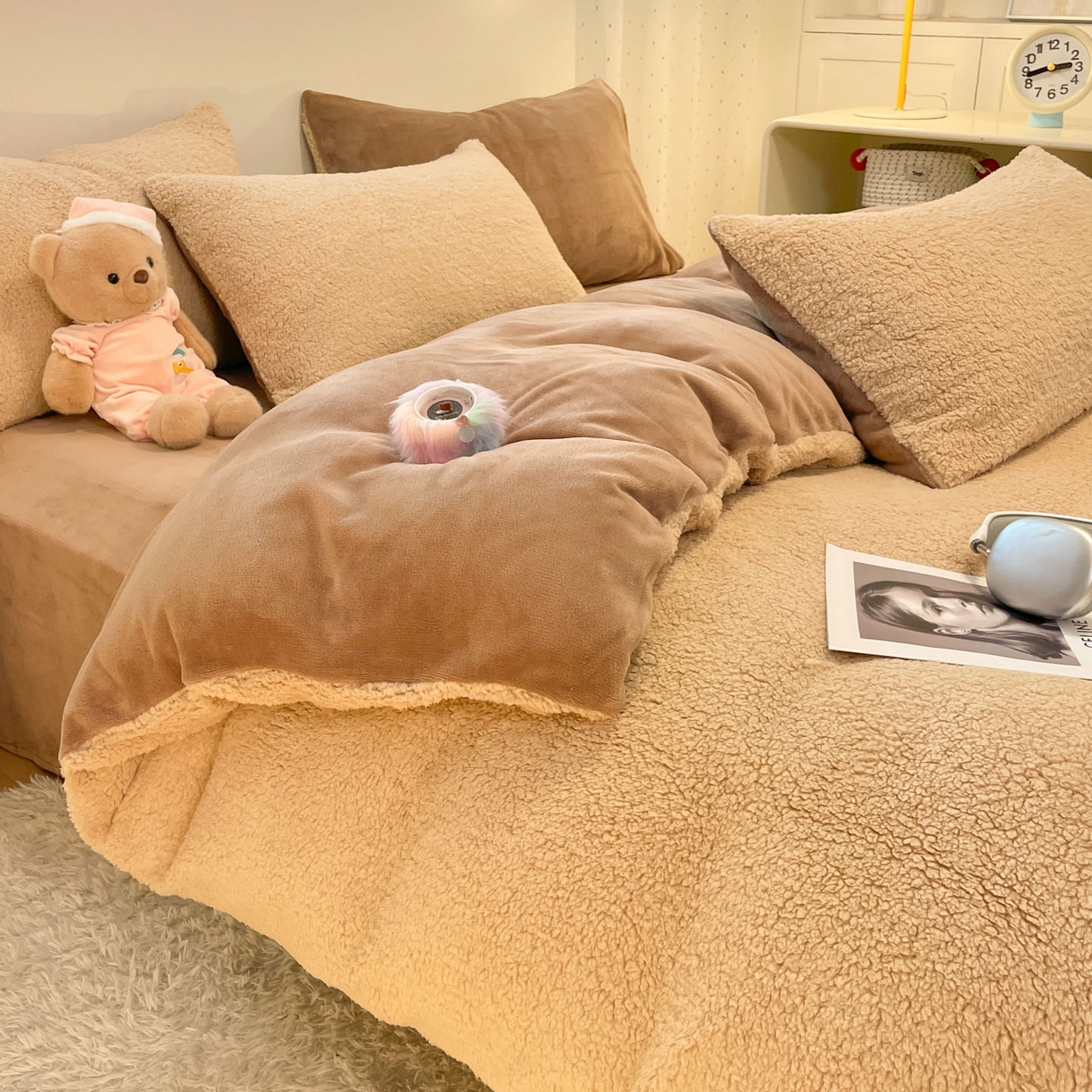 91家纺网 家纺一手货源 找家纺 逸尚阁 2025新款羊羔绒牛奶绒双拼四件套 贵族咖