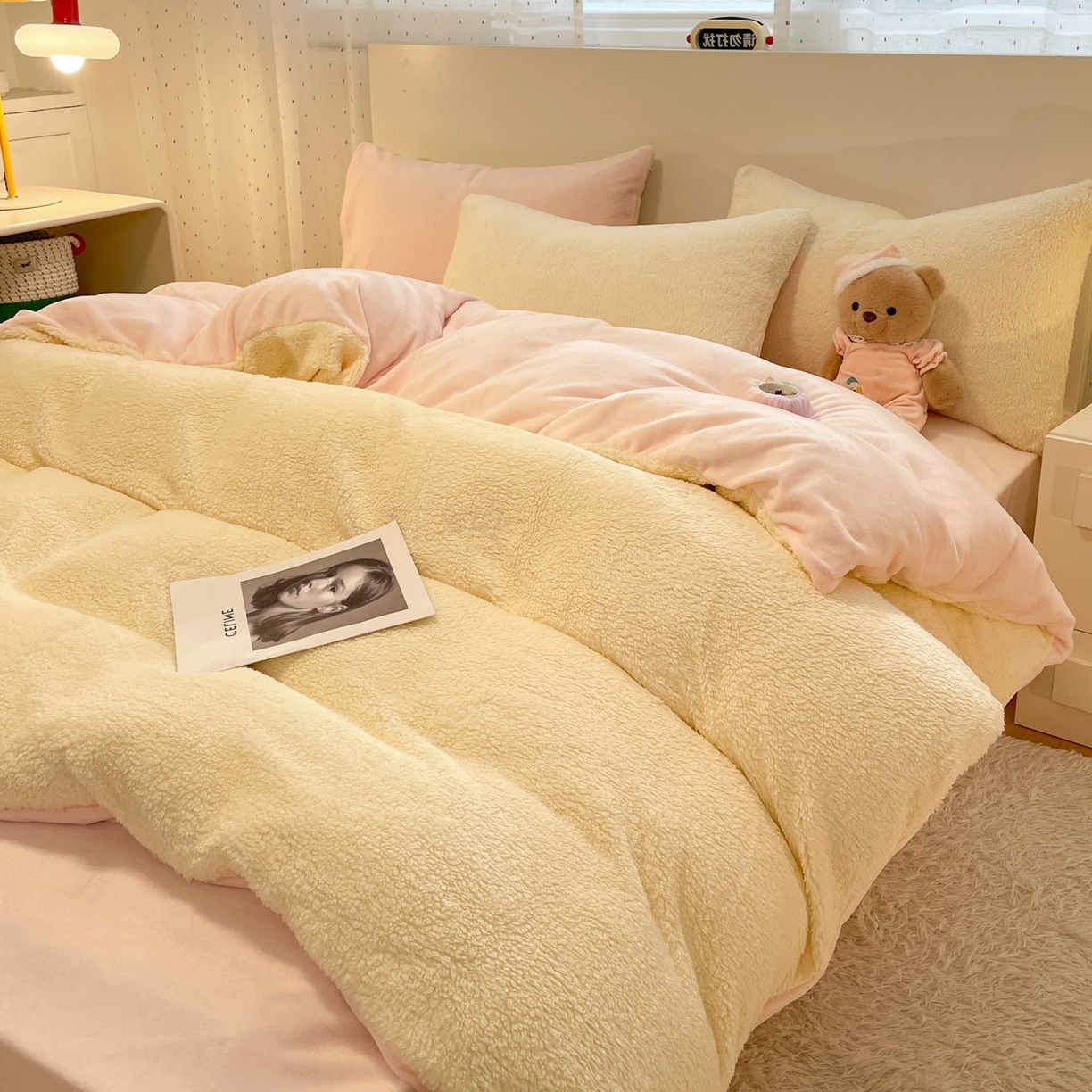 91家纺网 家纺一手货源 找家纺 逸尚阁 2025新款羊羔绒牛奶绒双拼四件套 淡黄+粉