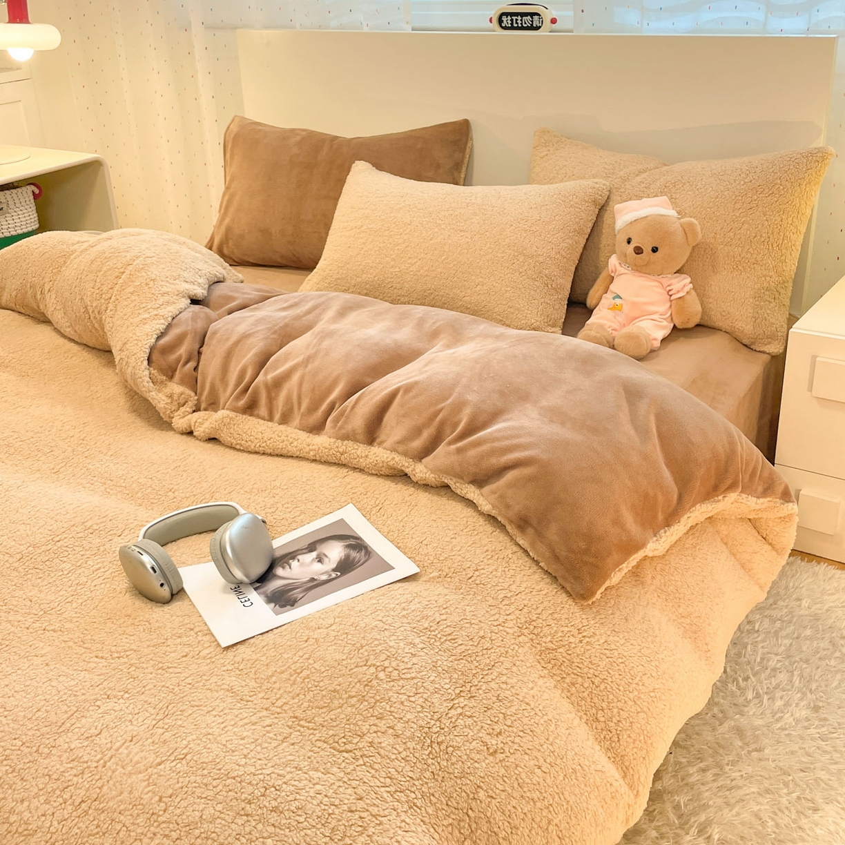 91家纺网 家纺一手货源 找家纺 逸尚阁 2025新款羊羔绒牛奶绒双拼四件套 贵族咖