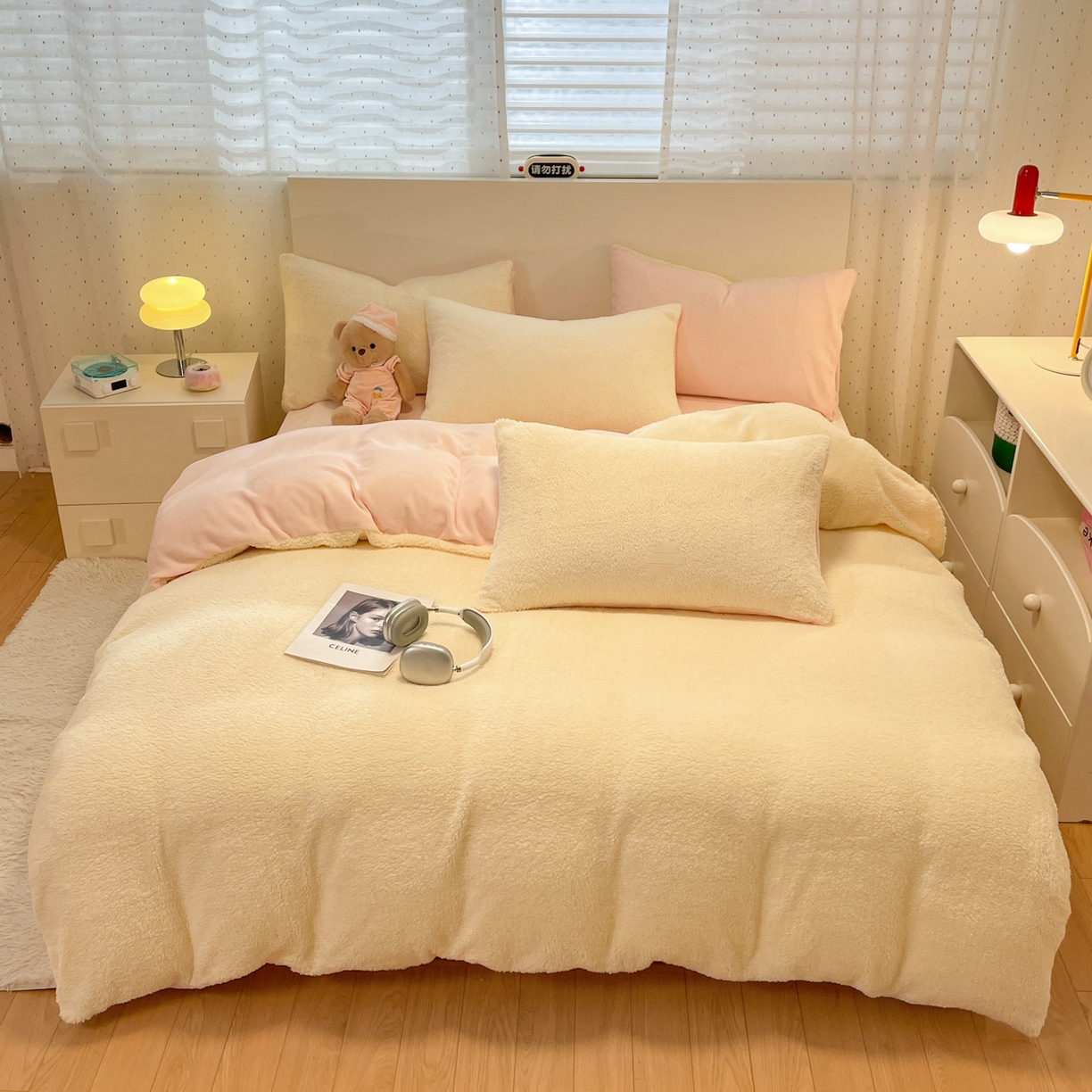 91家纺网 家纺一手货源 找家纺 逸尚阁 2025新款羊羔绒牛奶绒双拼四件套 淡黄+粉