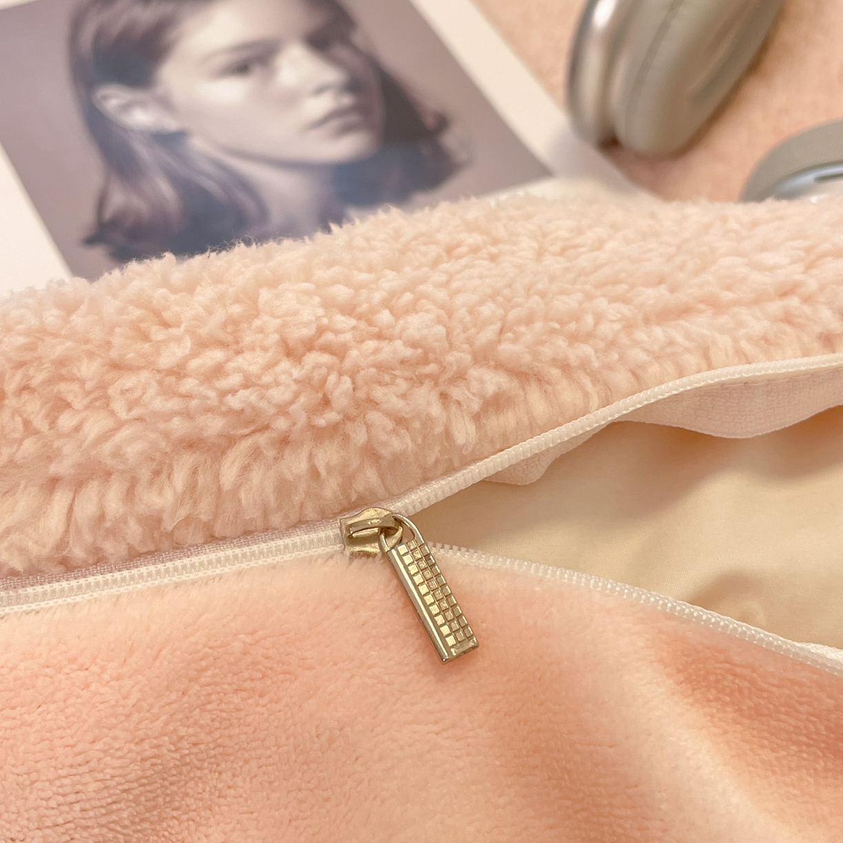 91家纺网 家纺一手货源 找家纺 逸尚阁 2025新款羊羔绒牛奶绒双拼四件套 桃子粉