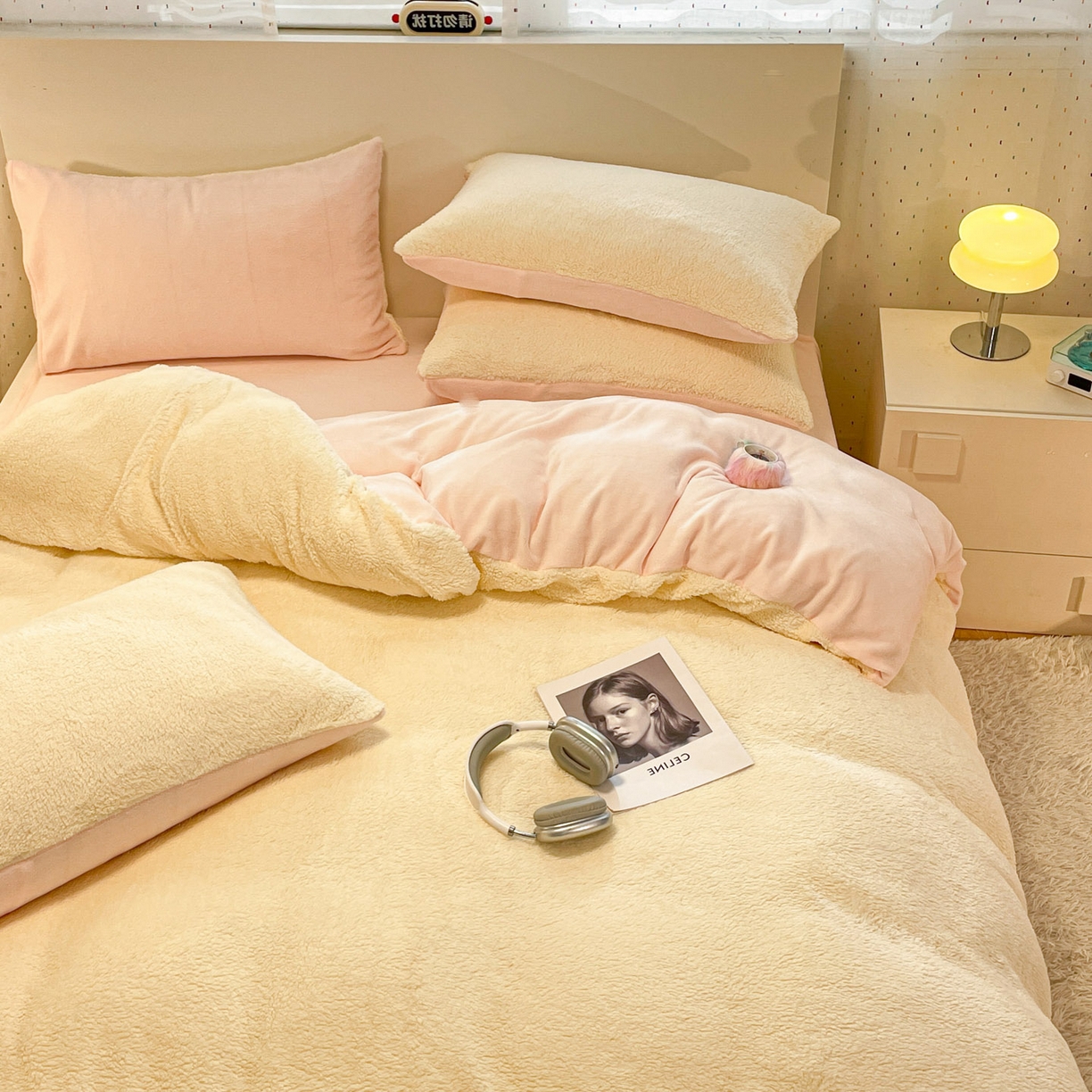 91家纺网 家纺一手货源 找家纺 逸尚阁 2025新款羊羔绒牛奶绒双拼四件套 淡黄+粉