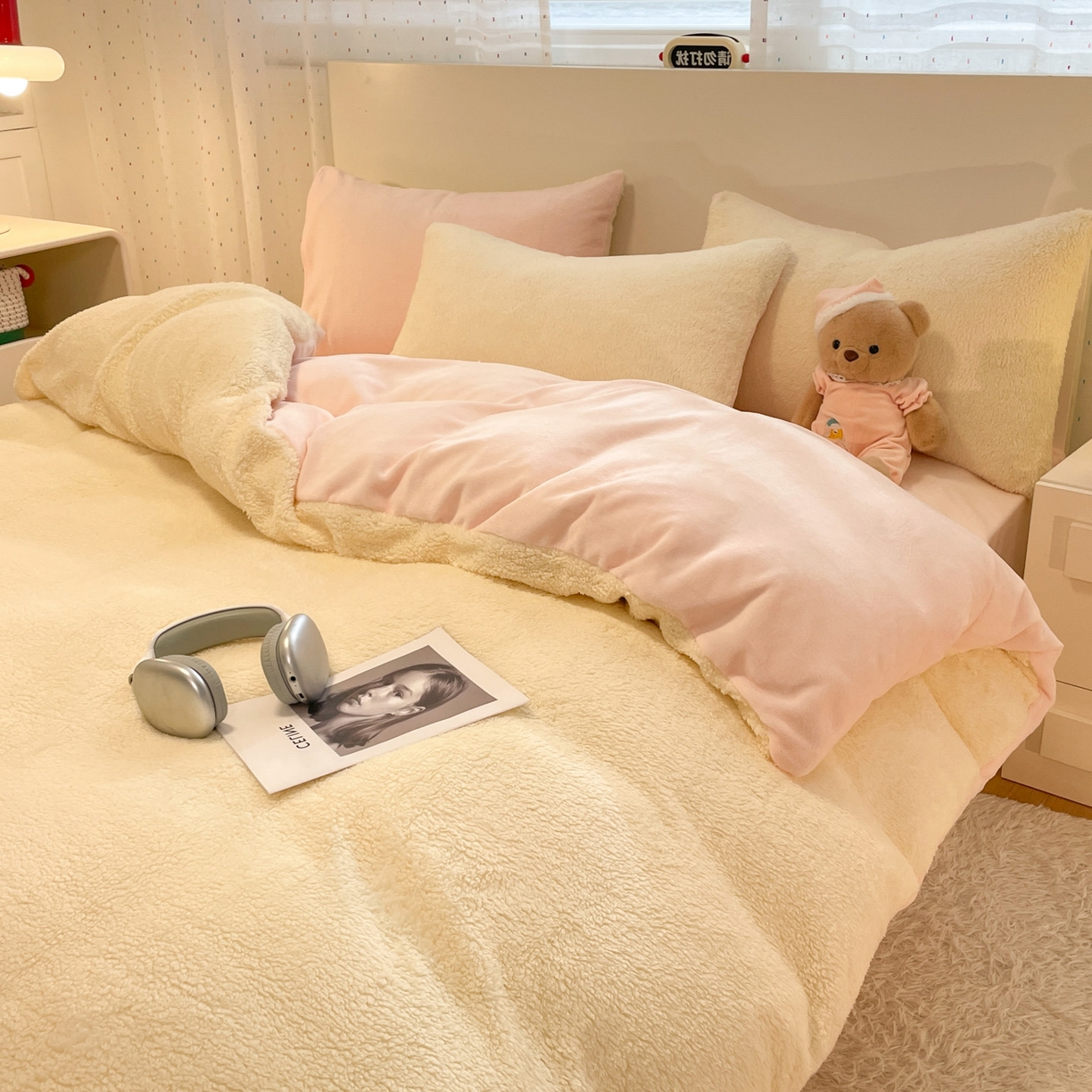 91家纺网 家纺一手货源 找家纺 逸尚阁 2025新款羊羔绒牛奶绒双拼四件套 淡黄+粉