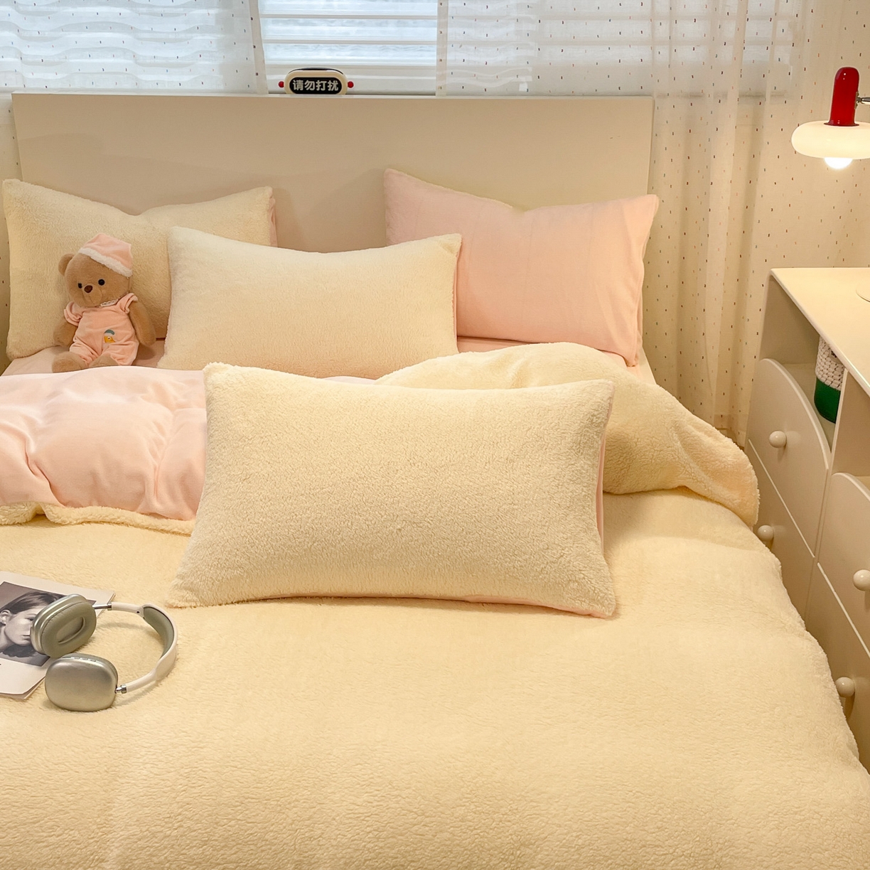91家纺网 家纺一手货源 找家纺 逸尚阁 2025新款羊羔绒牛奶绒双拼四件套 淡黄+粉