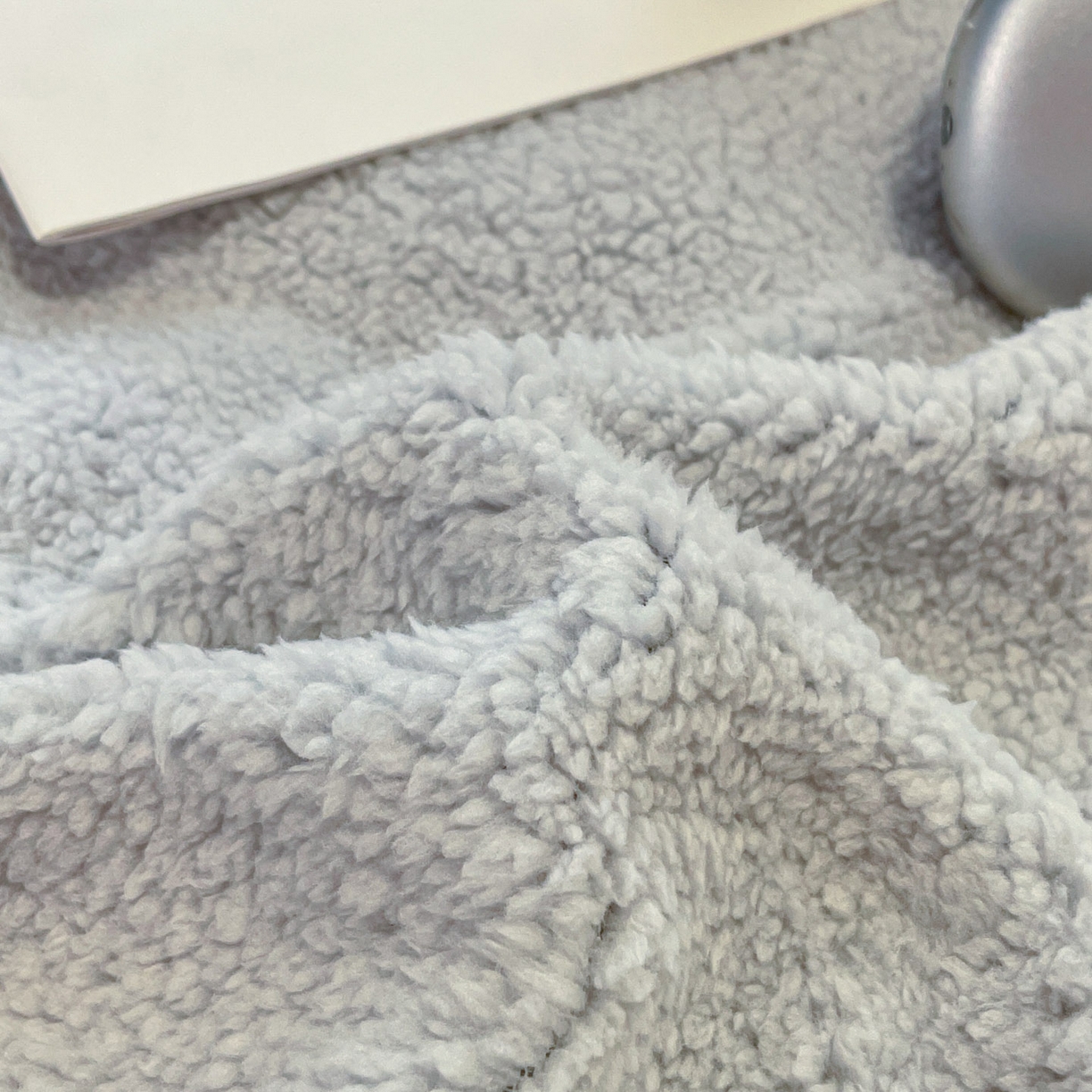 91家纺网 家纺一手货源 找家纺 逸尚阁 2025新款羊羔绒牛奶绒双拼四件套 雅致灰