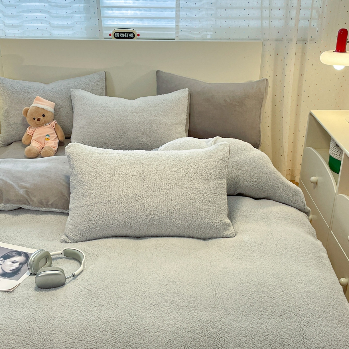 91家纺网 家纺一手货源 找家纺 逸尚阁 2025新款羊羔绒牛奶绒双拼四件套 雅致灰