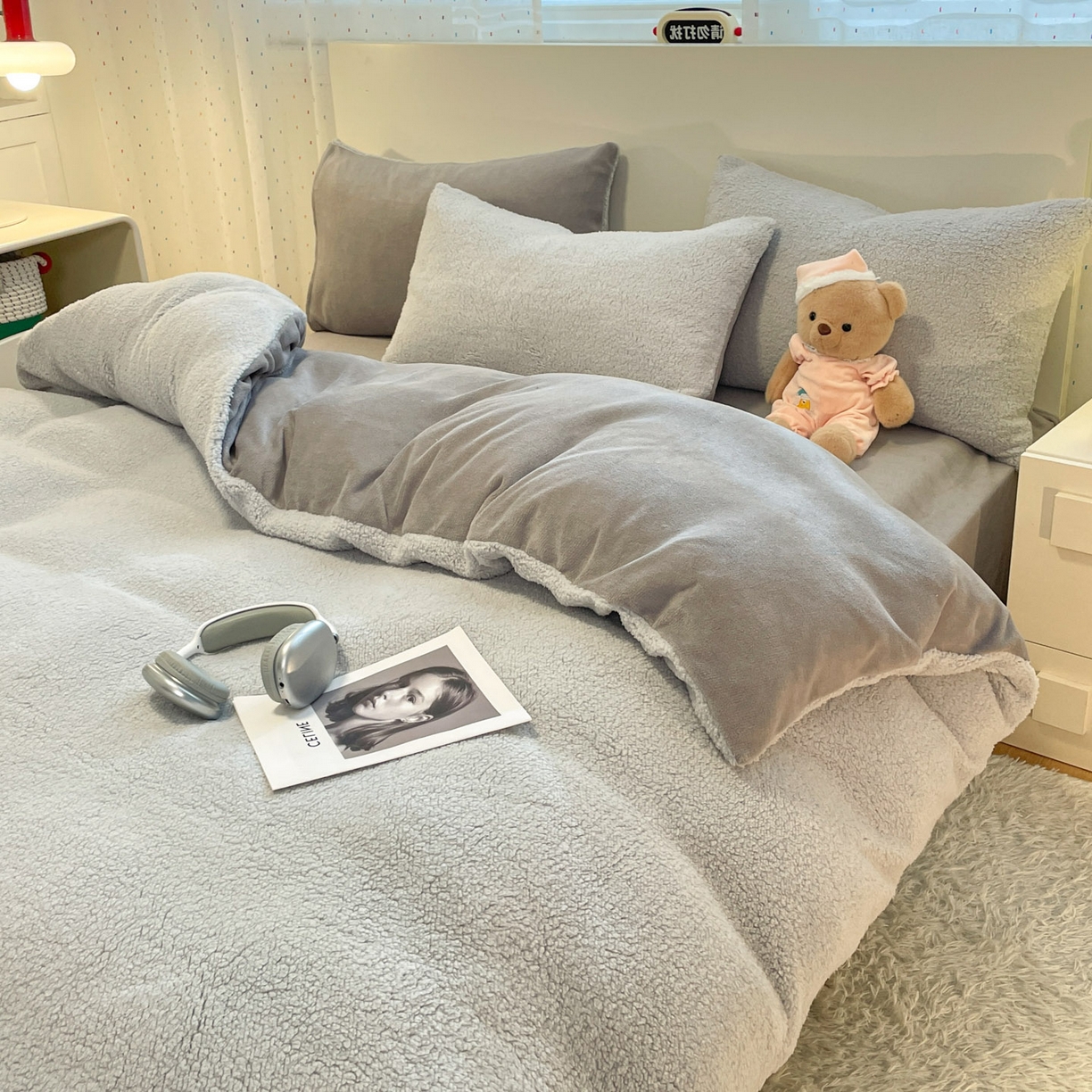 91家纺网 家纺一手货源 找家纺 逸尚阁 2025新款羊羔绒牛奶绒双拼四件套 雅致灰