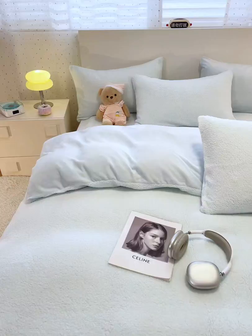 91家纺网 家纺一手货源 找家纺 逸尚阁 2025新款羊羔绒牛奶绒双拼四件套 天空蓝