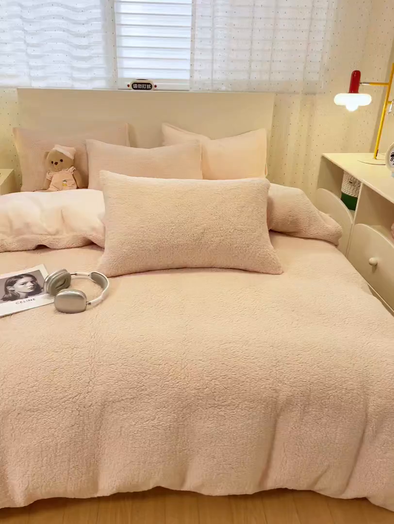 91家纺网 家纺一手货源 找家纺 逸尚阁 2025新款羊羔绒牛奶绒双拼四件套 桃子粉