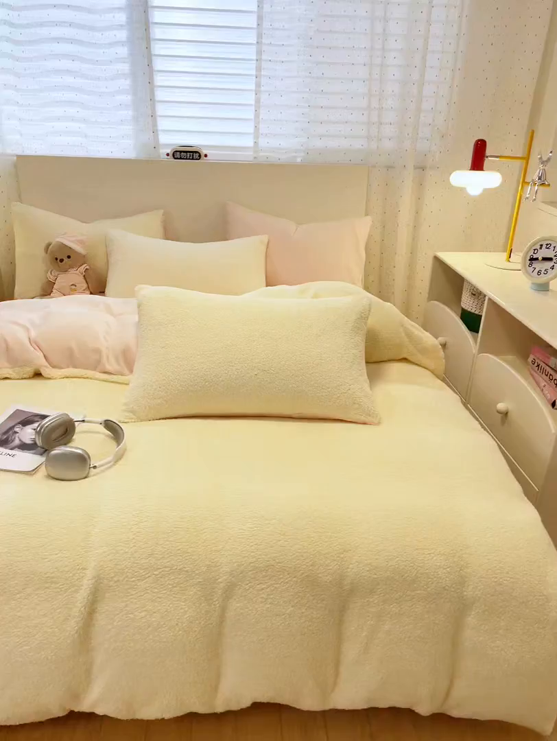 91家纺网 家纺一手货源 找家纺 逸尚阁 2025新款羊羔绒牛奶绒双拼四件套 淡黄+粉