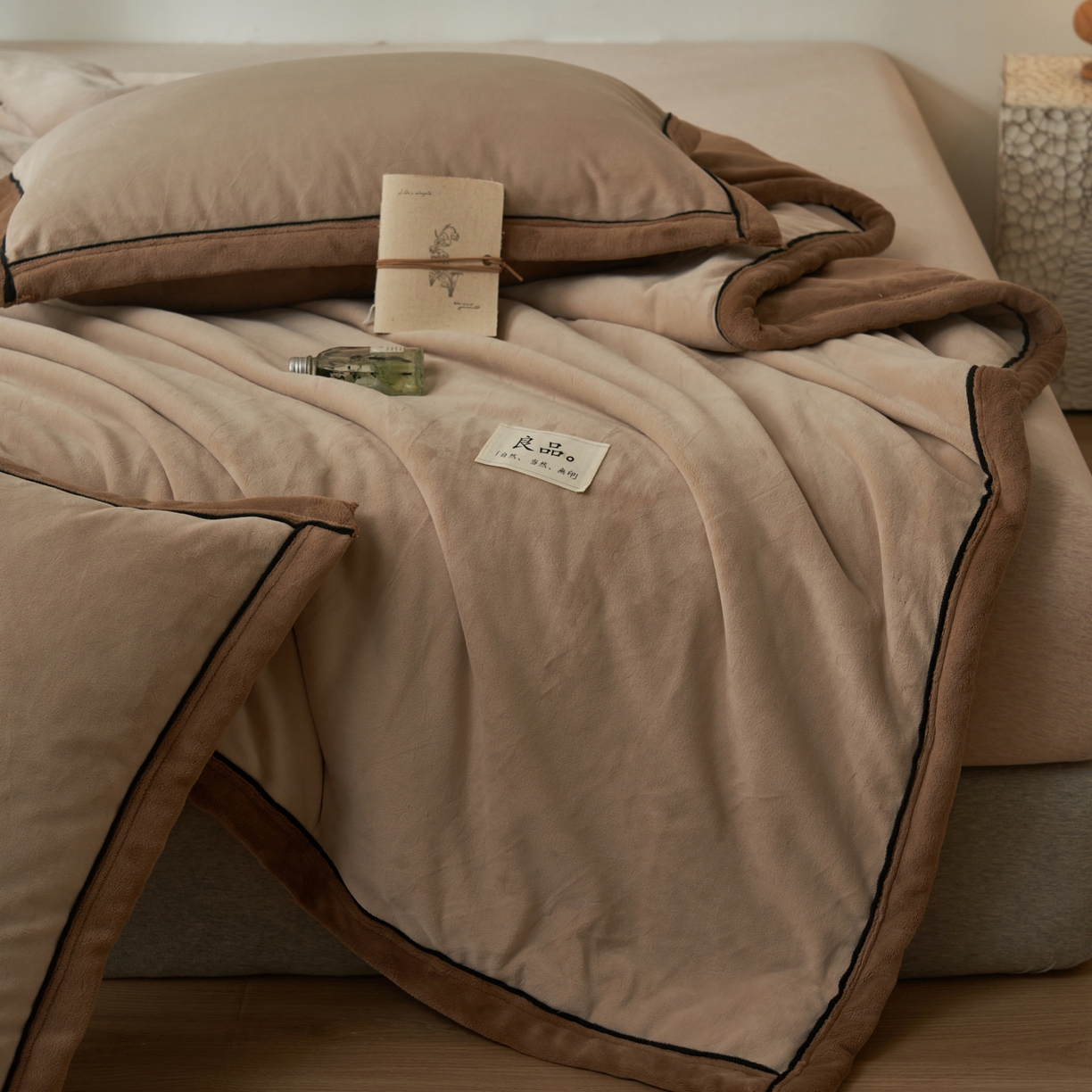 91家纺网 家纺一手货源 找家纺 寐绸家纺 2025新款双面牛奶绒北欧风功能毛毯 米驼+奶茶咖