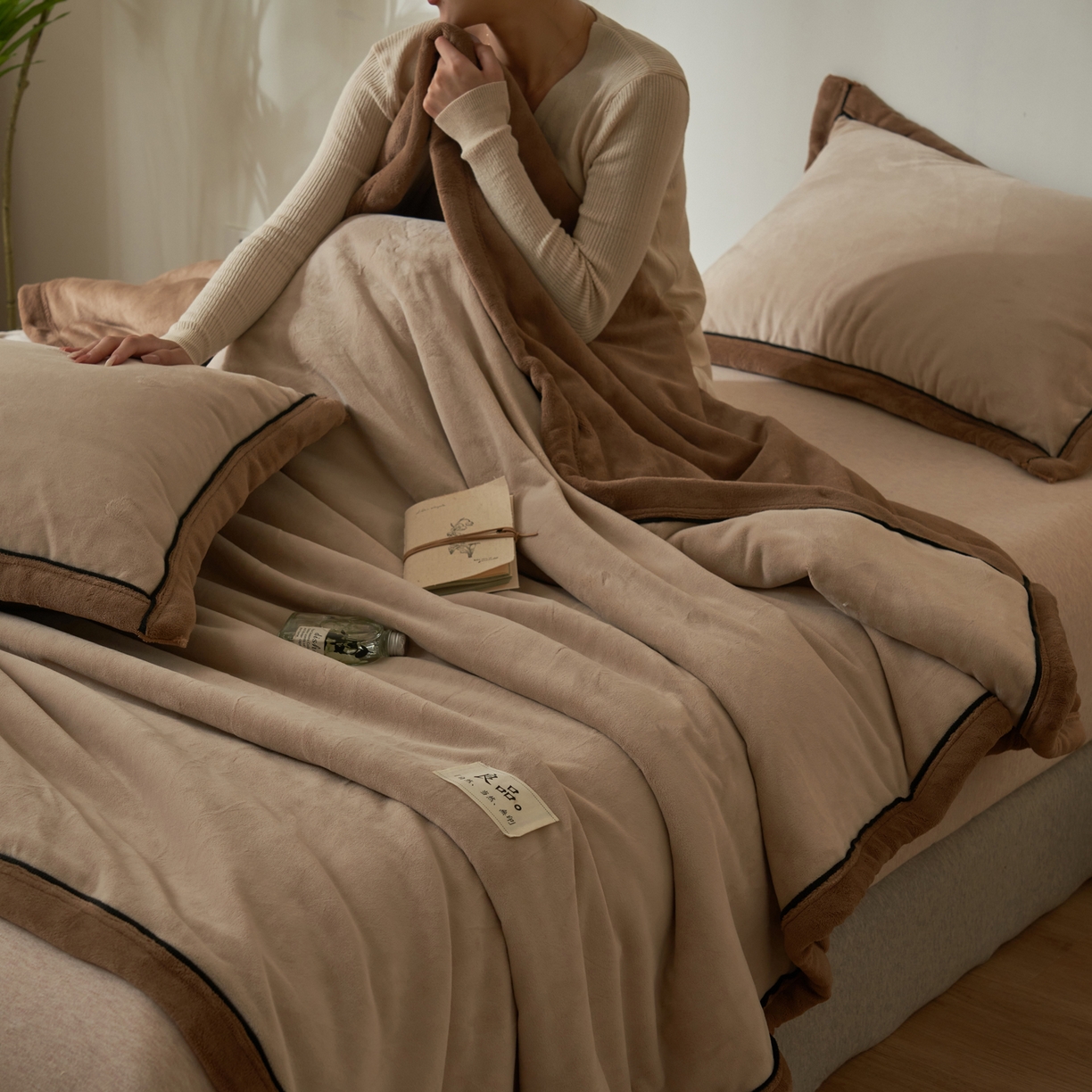 91家纺网 家纺一手货源 找家纺 寐绸家纺 2025新款双面牛奶绒北欧风功能毛毯 米驼+奶茶咖