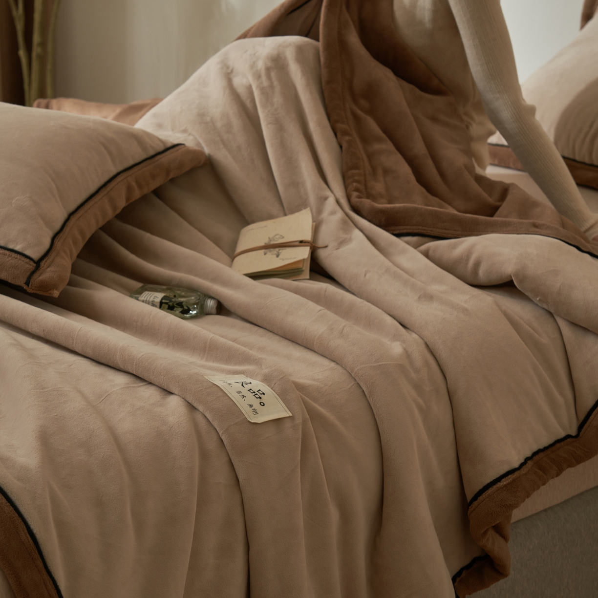 91家纺网 家纺一手货源 找家纺 寐绸家纺 2025新款双面牛奶绒北欧风功能毛毯 米驼+奶茶咖