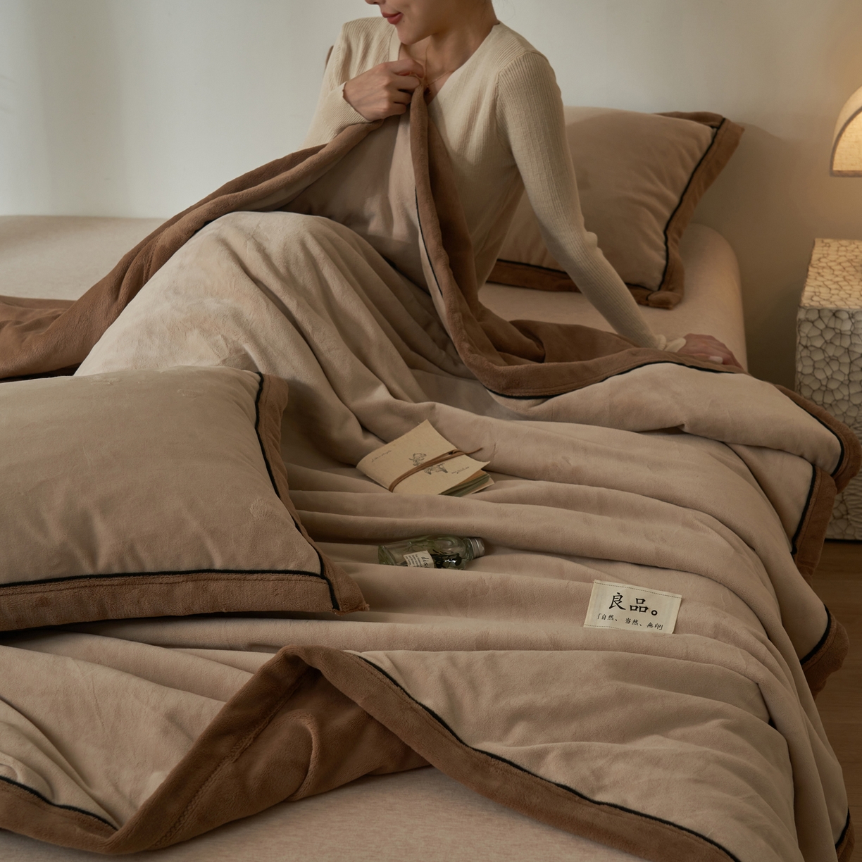 91家纺网 家纺一手货源 找家纺 寐绸家纺 2025新款双面牛奶绒北欧风功能毛毯 米驼+奶茶咖