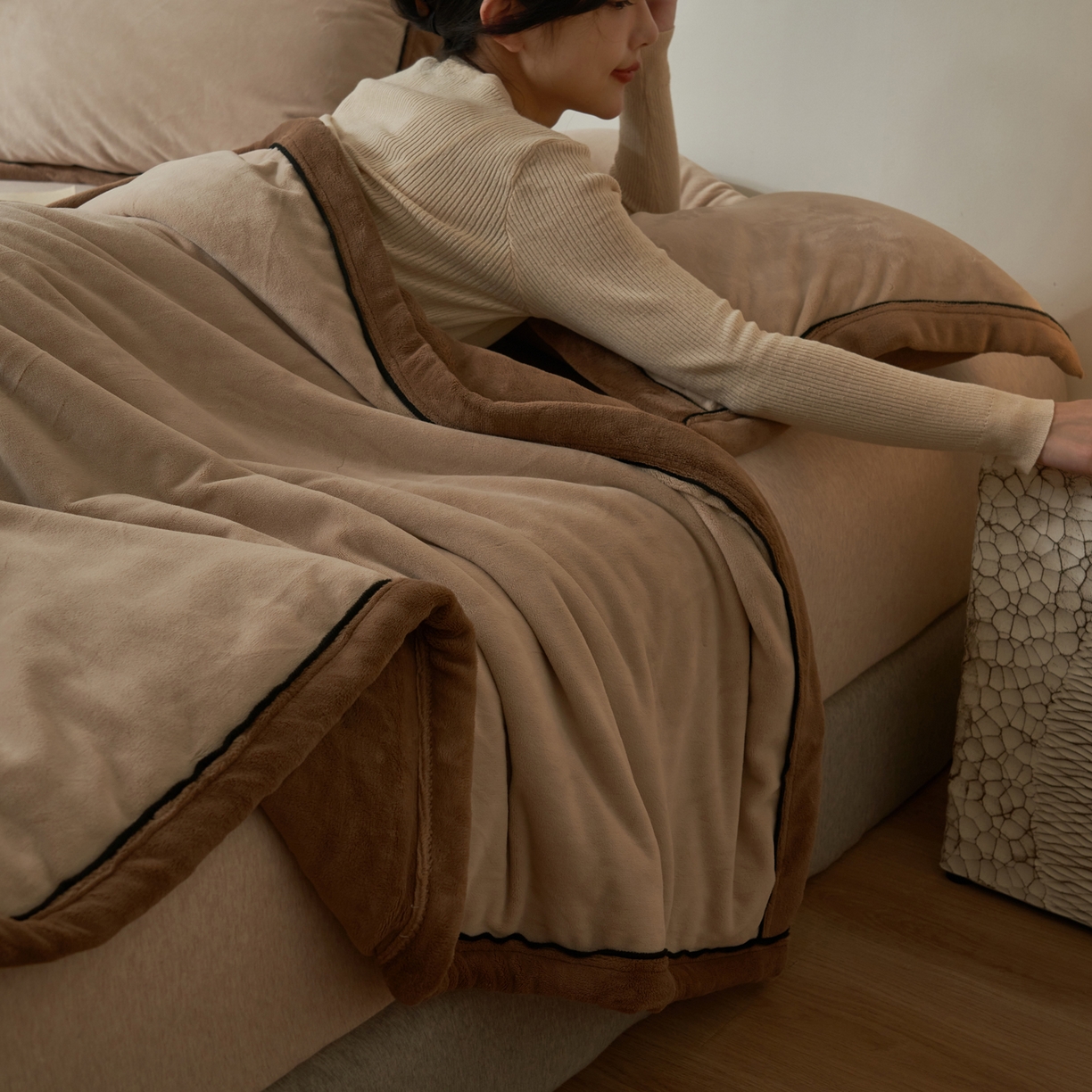 91家纺网 家纺一手货源 找家纺 寐绸家纺 2025新款双面牛奶绒北欧风功能毛毯 米驼+奶茶咖