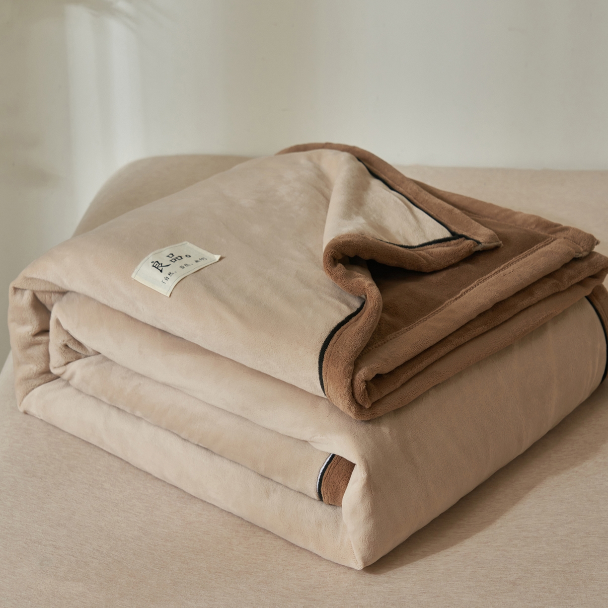 91家纺网 家纺一手货源 找家纺 寐绸家纺 2025新款双面牛奶绒北欧风功能毛毯 米驼+奶茶咖