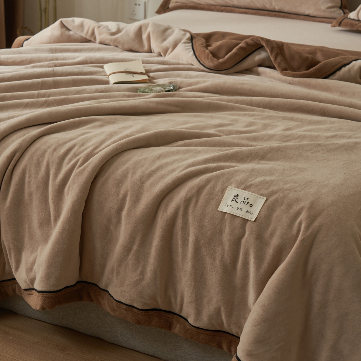 91家纺网 家纺一手货源 找家纺 寐绸家纺 2025新款双面牛奶绒北欧风功能毛毯 米驼+奶茶咖