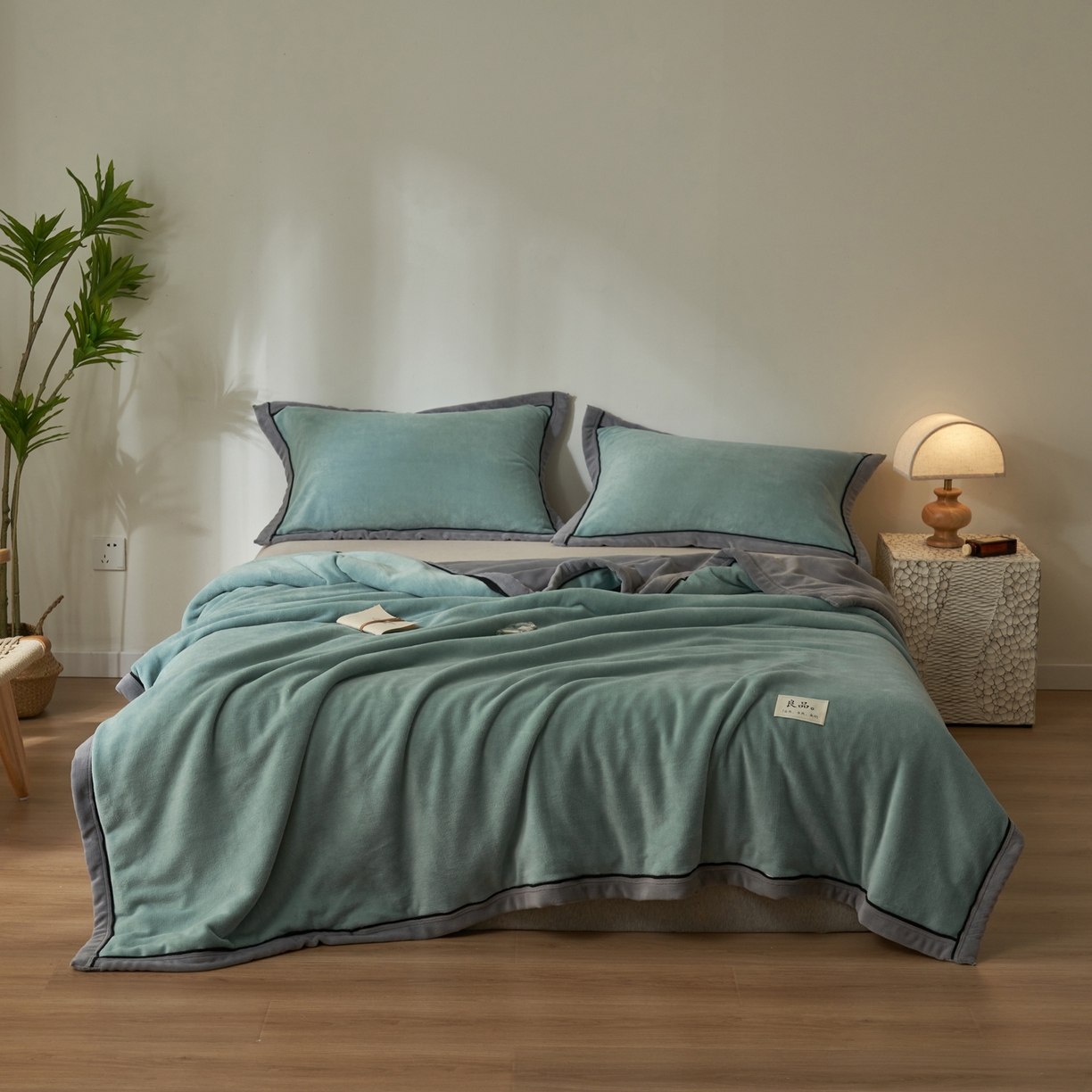 91家纺网 家纺一手货源 找家纺 寐绸家纺 2025新款双面牛奶绒北欧风功能毛毯 宾利蓝+浅灰