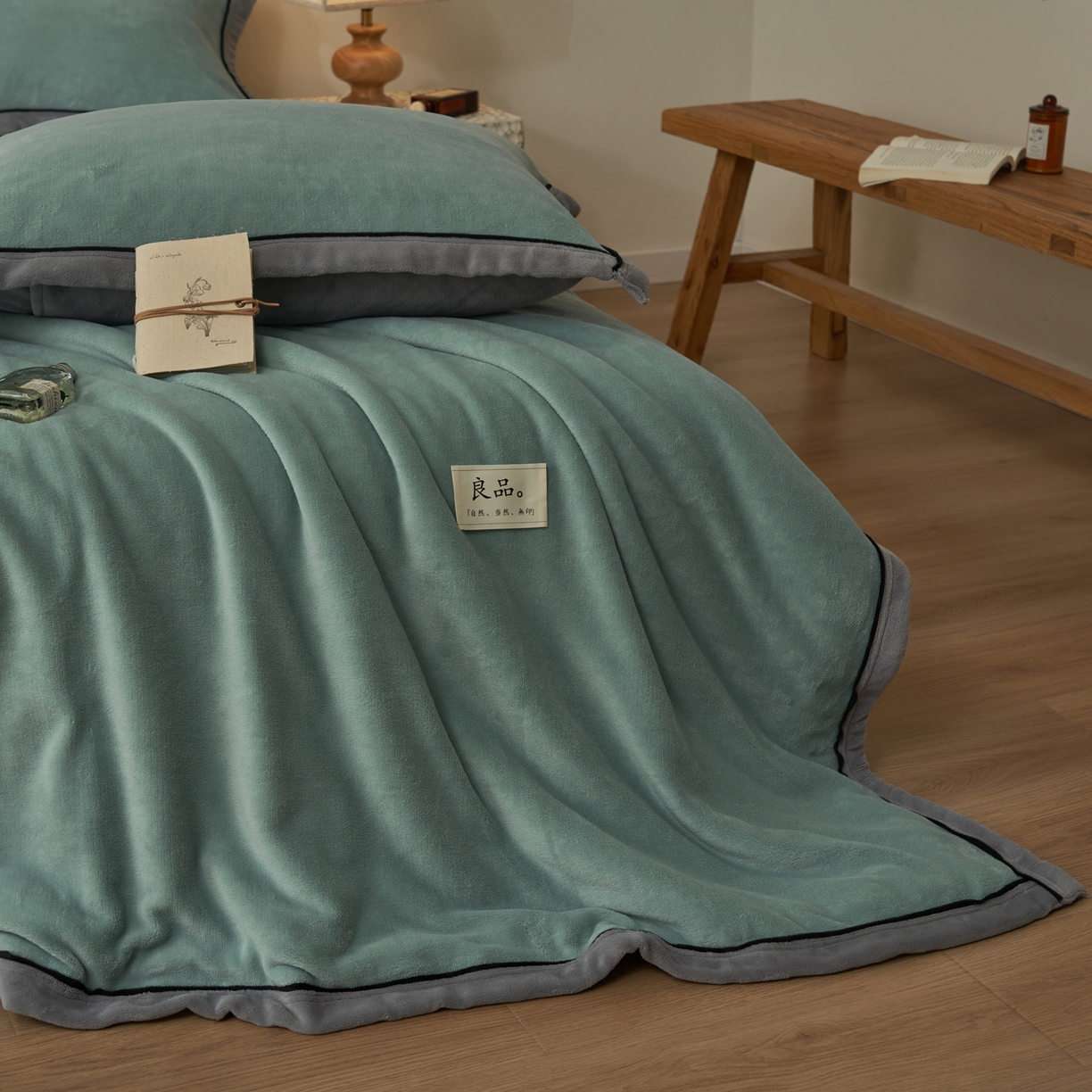 91家纺网 家纺一手货源 找家纺 寐绸家纺 2025新款双面牛奶绒北欧风功能毛毯 宾利蓝+浅灰