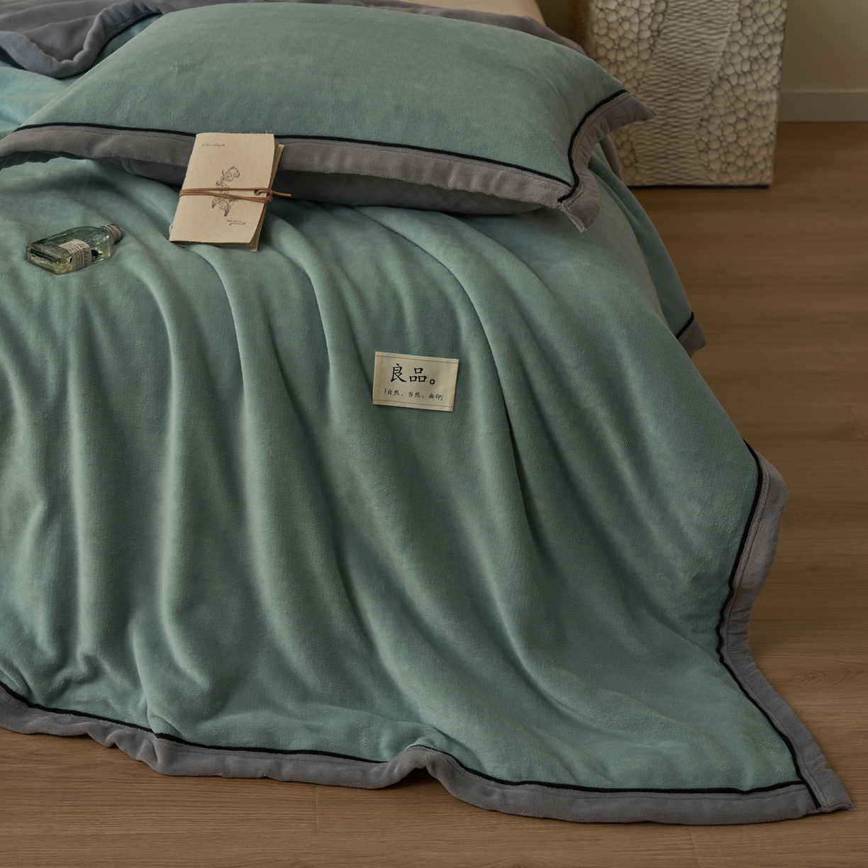 91家纺网 家纺一手货源 找家纺 寐绸家纺 2025新款双面牛奶绒北欧风功能毛毯 宾利蓝+浅灰