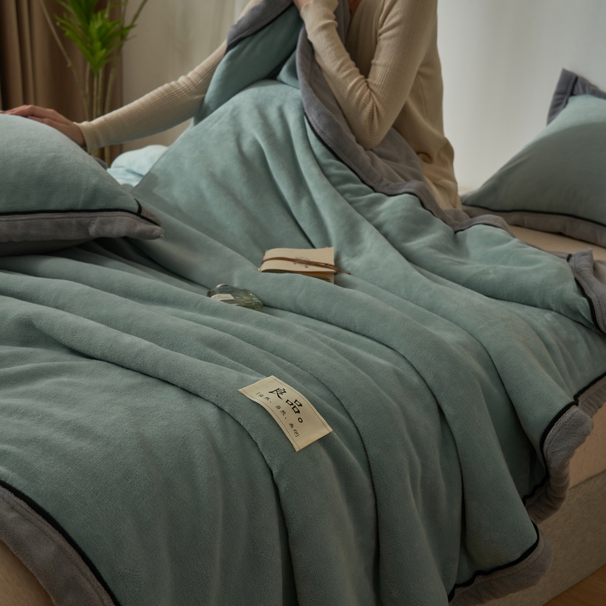 91家纺网 家纺一手货源 找家纺 寐绸家纺 2025新款双面牛奶绒北欧风功能毛毯 宾利蓝+浅灰