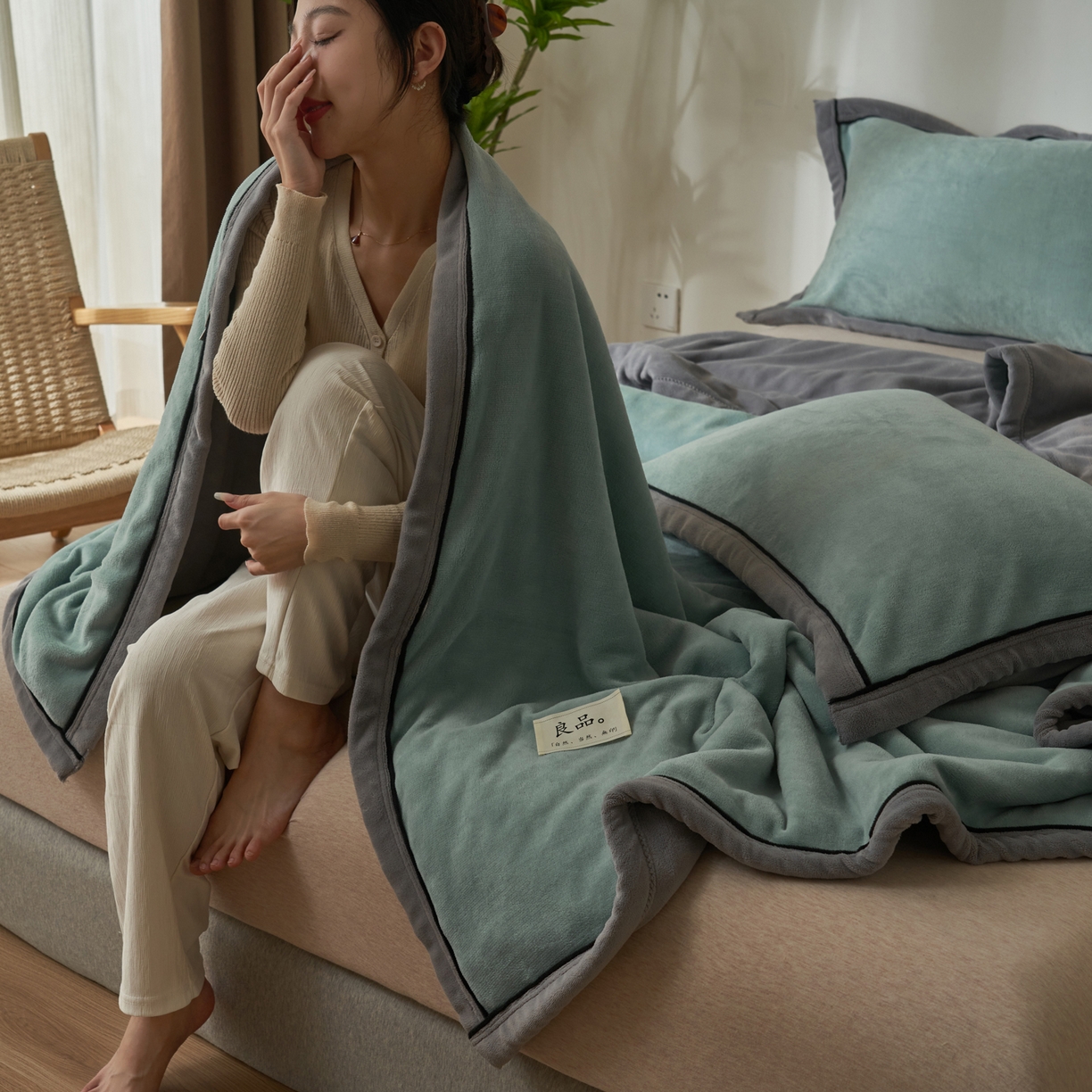 91家纺网 家纺一手货源 找家纺 寐绸家纺 2025新款双面牛奶绒北欧风功能毛毯 宾利蓝+浅灰