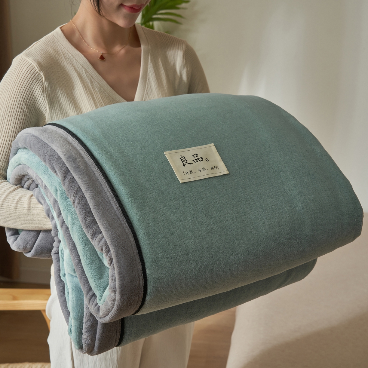 91家纺网 家纺一手货源 找家纺 寐绸家纺 2025新款双面牛奶绒北欧风功能毛毯 宾利蓝+浅灰