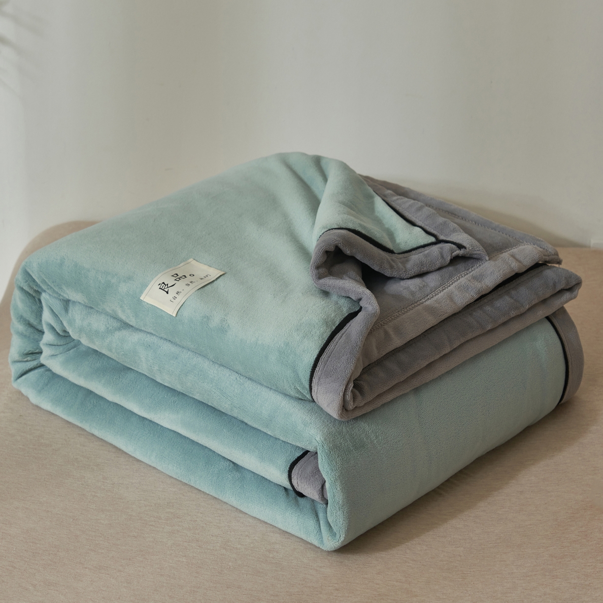 91家纺网 家纺一手货源 找家纺 寐绸家纺 2025新款双面牛奶绒北欧风功能毛毯 宾利蓝+浅灰