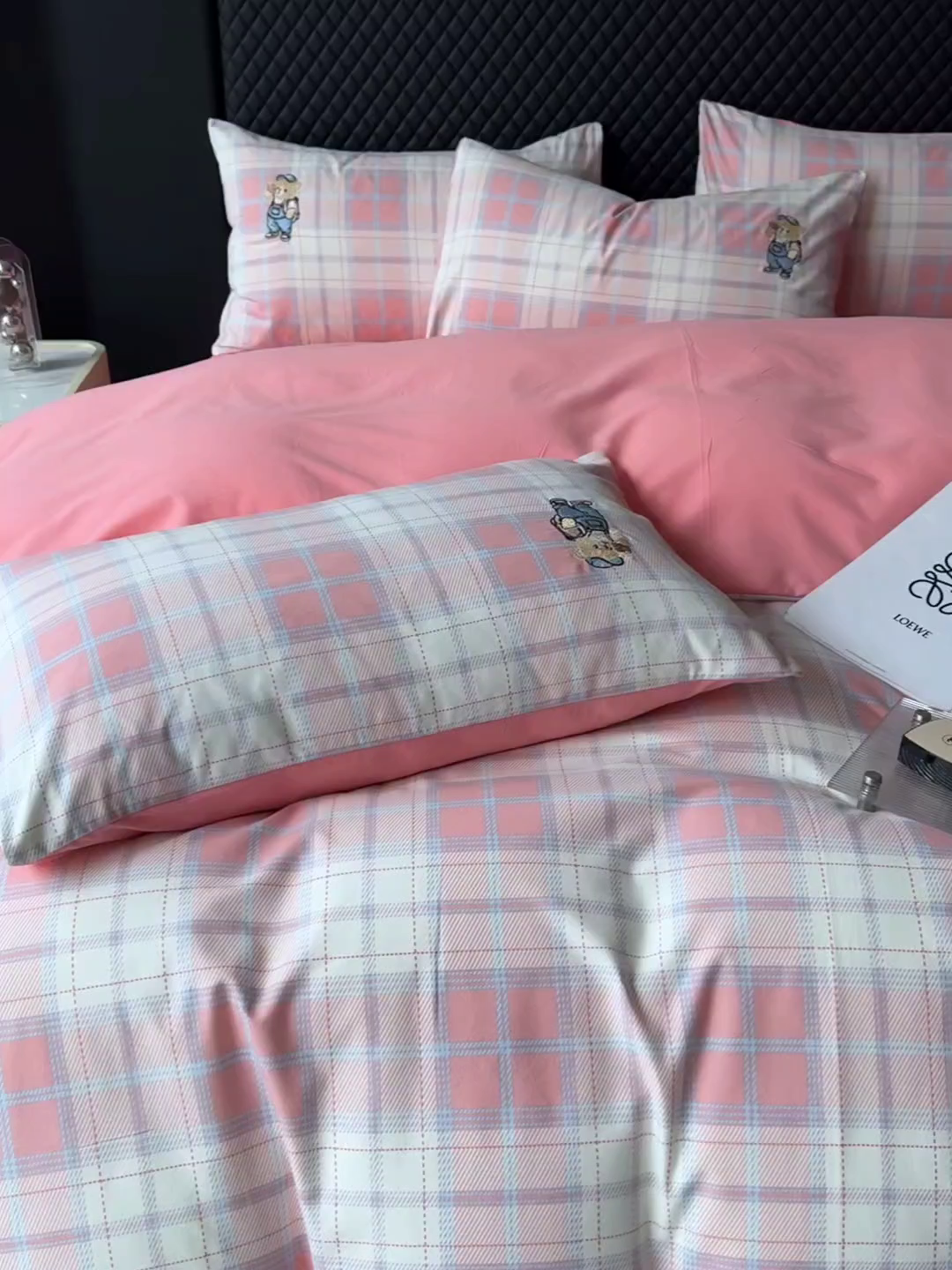 91家纺网 家纺一手货源 找家纺 （总）朵希曼 2025新款全棉纯棉磨毛英伦风小熊绣花系列四件套