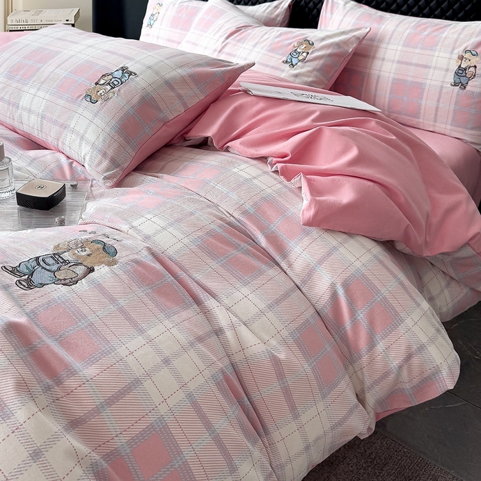 91家纺网 家纺一手货源 找家纺 （总）朵希曼 2025新款全棉纯棉磨毛英伦风小熊绣花系列四件套