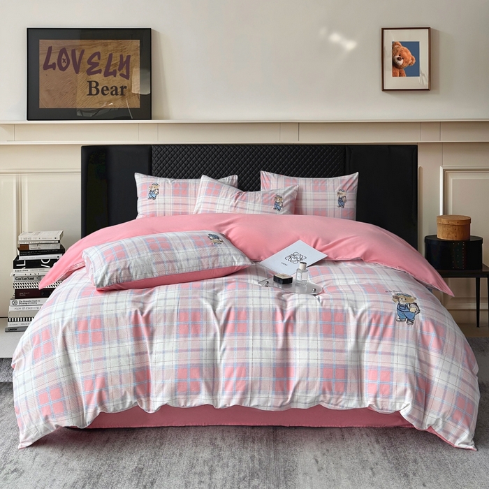 91家纺网 家纺一手货源 找家纺 （总）朵希曼 2025新款全棉纯棉磨毛英伦风小熊绣花系列四件套