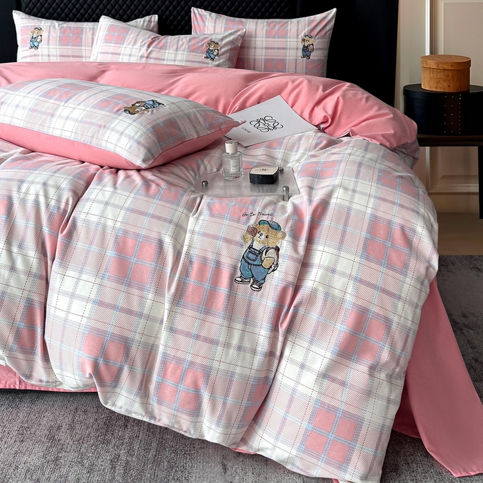 91家纺网 家纺一手货源 找家纺 （总）朵希曼 2025新款全棉纯棉磨毛英伦风小熊绣花系列四件套