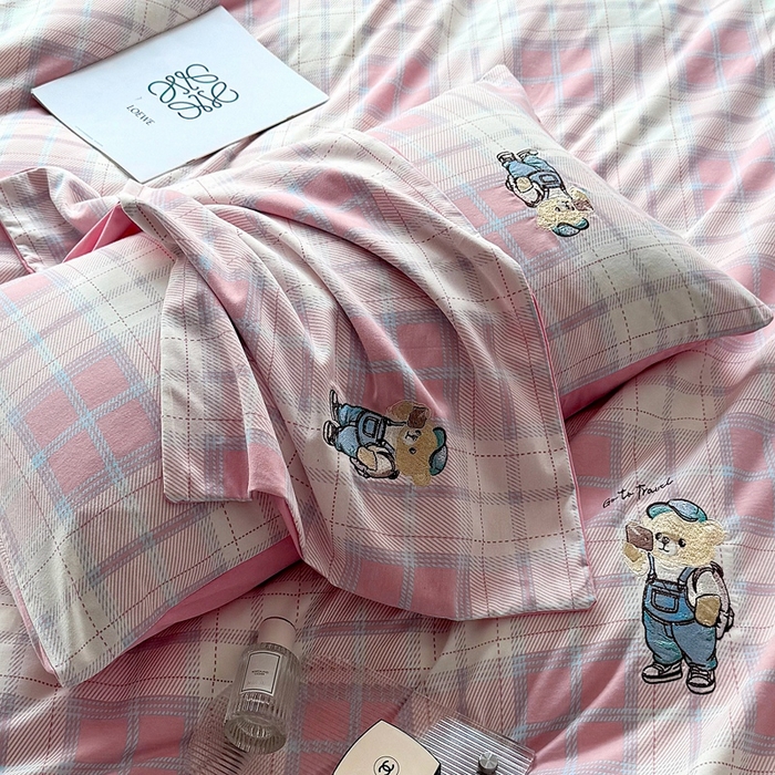 91家纺网 家纺一手货源 找家纺 （总）朵希曼 2025新款全棉纯棉磨毛英伦风小熊绣花系列四件套