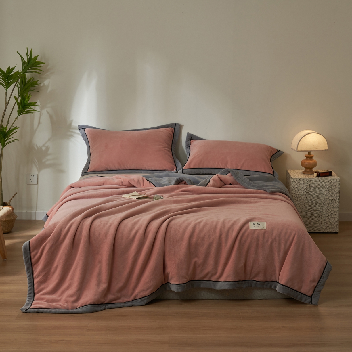 91家纺网 家纺一手货源 找家纺 寐绸家纺 2025新款双面牛奶绒北欧风功能毛毯 豆沙+浅灰