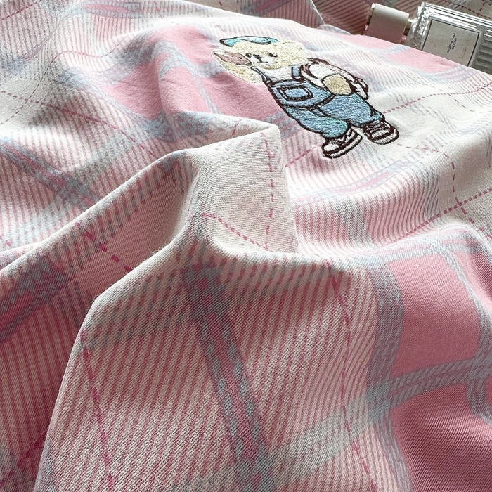 91家纺网 家纺一手货源 找家纺 （总）朵希曼 2025新款全棉纯棉磨毛英伦风小熊绣花系列四件套