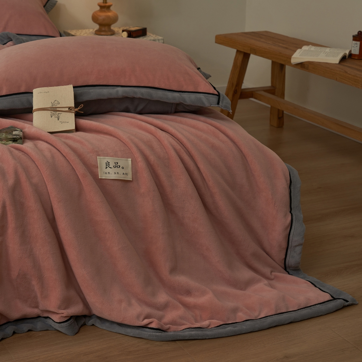 91家纺网 家纺一手货源 找家纺 寐绸家纺 2025新款双面牛奶绒北欧风功能毛毯 豆沙+浅灰