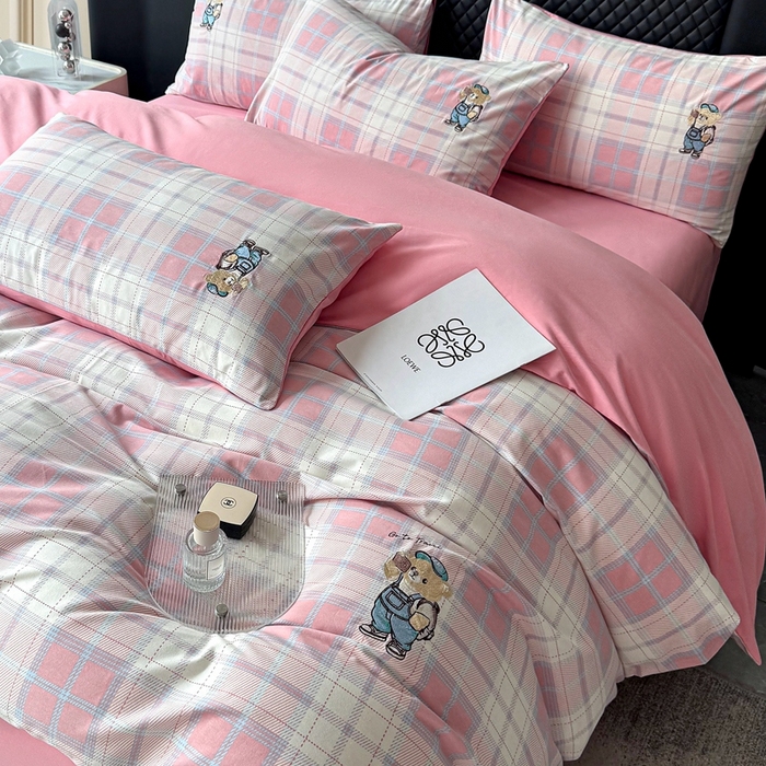 91家纺网 家纺一手货源 找家纺 （总）朵希曼 2025新款全棉纯棉磨毛英伦风小熊绣花系列四件套