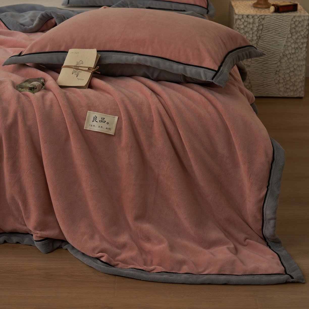 91家纺网 家纺一手货源 找家纺 寐绸家纺 2025新款双面牛奶绒北欧风功能毛毯 豆沙+浅灰